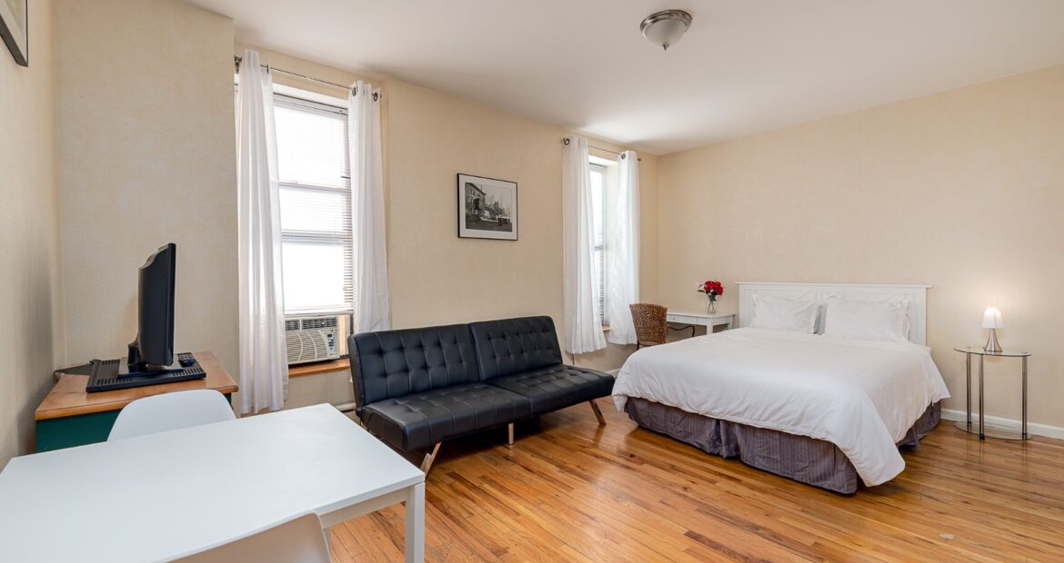 Spacious Furnished Studio in Doorman Building – Prime Midtown East Location! Summer Availability !!!