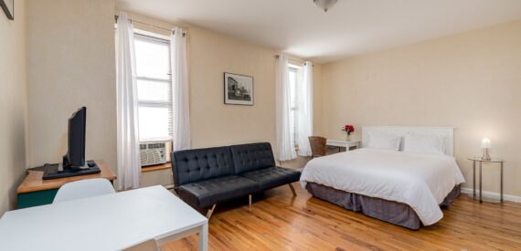 Spacious Furnished Studio in Doorman Building – Prime Midtown East Location! Summer Availability !!!