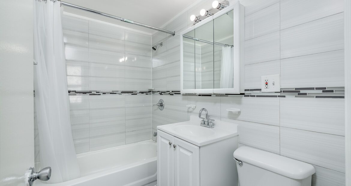 Spacious Furnished Studio in Doorman Building – Prime Midtown East Location! Summer Availability !!!