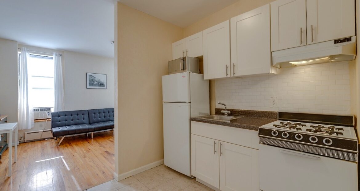 Spacious Furnished Studio in Doorman Building – Prime Midtown East Location! Summer Availability !!!