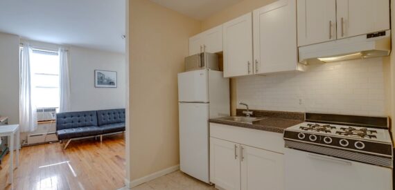 Spacious Furnished Studio in Doorman Building – Prime Midtown East Location! Summer Availability !!!
