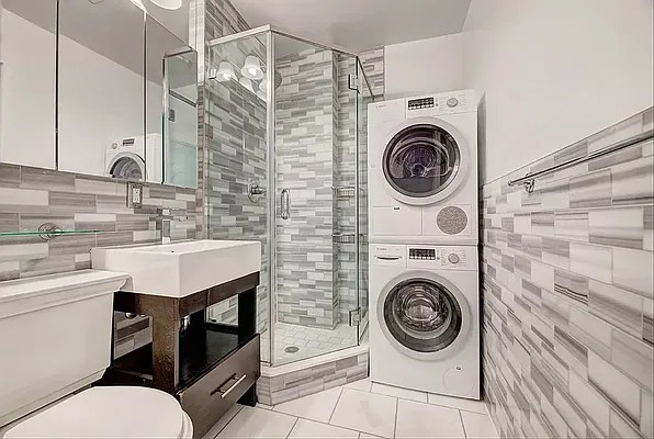 Amazing 3 Bedroom 2 baths beautiful apartment ~ washer and dryer in unit Queen size bedrooms