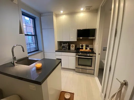 Beautiful Bright No Fee One Bedroom apartment in The Lower East Side of Manhattan