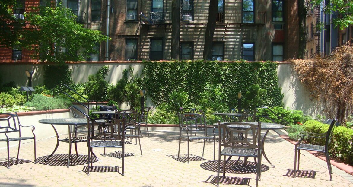 Spacious Furnished Studio in Doorman Building – Prime Midtown East Location! Summer Availability !!!