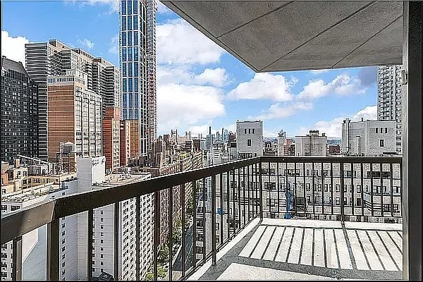 Amazing Luxury 4 bedroom 2.5 baths in a doorman building Prime Sutton Place No Fee