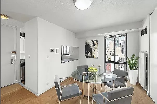 Amazing Luxury 4 bedroom 2.5 baths in a doorman building Prime Sutton Place No Fee