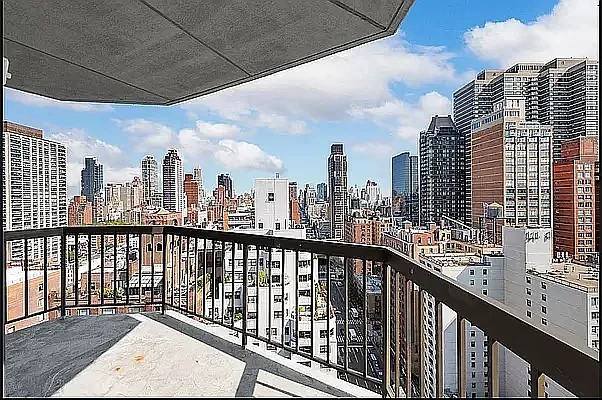 Amazing Luxury 4 bedroom 2.5 baths in a doorman building Prime Sutton Place No Fee
