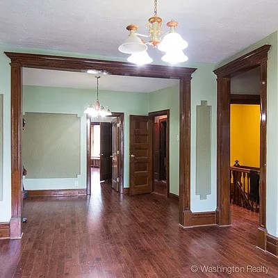 BRIGHT AND AIRY RAILROAD STYLE 2 BEDROOM + DEN 2,5 TRAINS