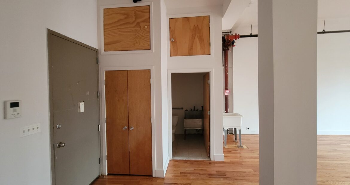 Spacious Bushwick Commercial Loft – 900 Sq Ft, Customizable, Prime Location! With private bathroom.