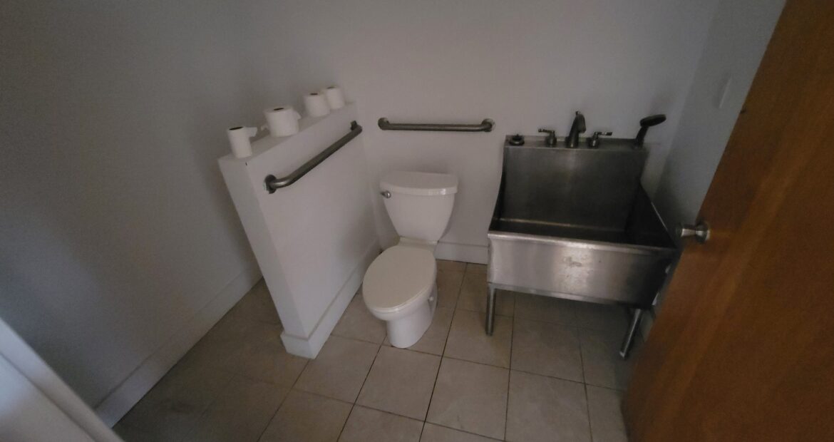 Spacious Bushwick Commercial Loft – 900 Sq Ft, Customizable, Prime Location! With private bathroom.