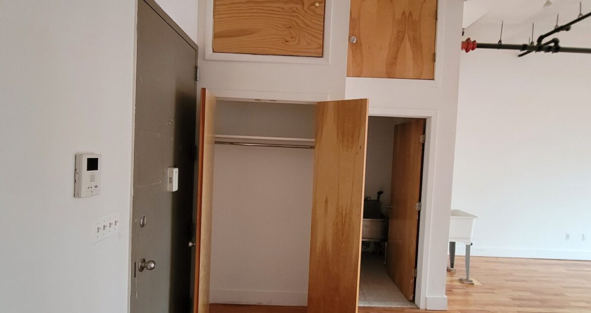 Spacious Bushwick Commercial Loft – 900 Sq Ft, Customizable, Prime Location! With private bathroom.