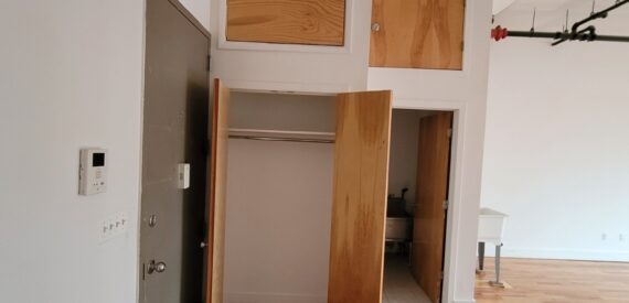 Spacious Bushwick Commercial Loft – 900 Sq Ft, Customizable, Prime Location! With private bathroom.