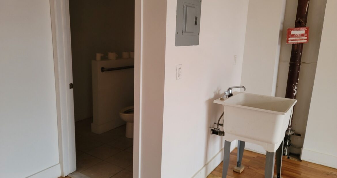 Spacious Bushwick Commercial Loft – 900 Sq Ft, Customizable, Prime Location! With private bathroom.