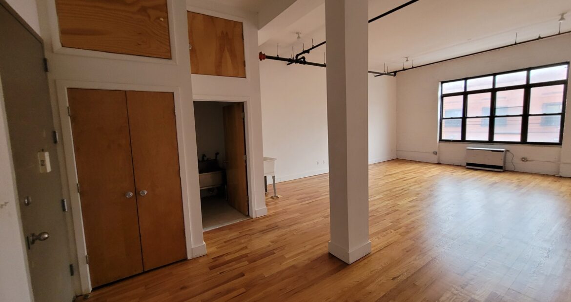 Spacious Bushwick Commercial Loft – 900 Sq Ft, Customizable, Prime Location! With private bathroom.