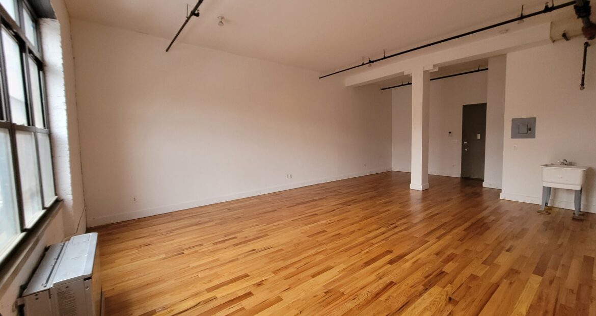 Spacious Bushwick Commercial Loft – 900 Sq Ft, Customizable, Prime Location! With private bathroom.