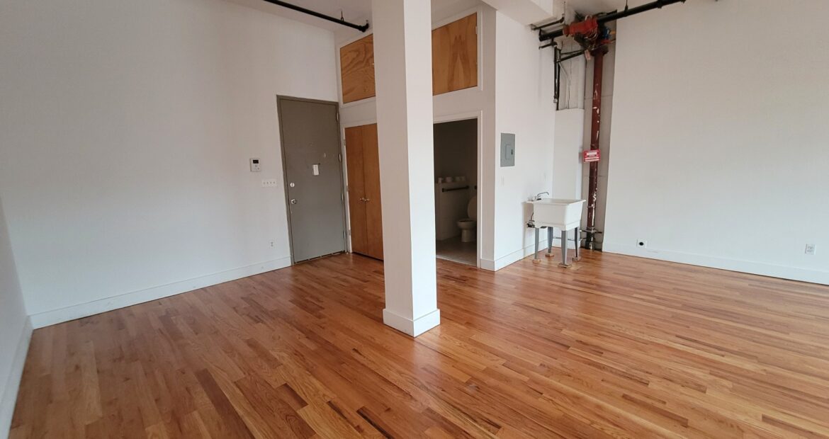Spacious Bushwick Commercial Loft – 900 Sq Ft, Customizable, Prime Location! With private bathroom.