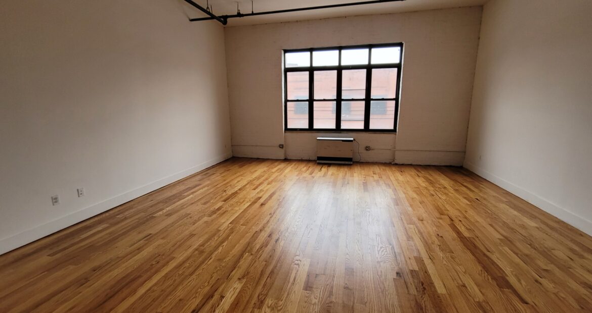 Spacious Bushwick Commercial Loft – 900 Sq Ft, Customizable, Prime Location! With private bathroom.