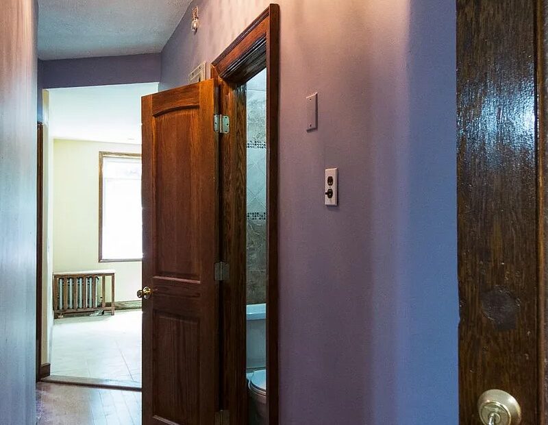 BRIGHT AND AIRY RAILROAD STYLE 2 BEDROOM + DEN 2,5 TRAINS