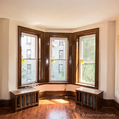 BRIGHT AND AIRY RAILROAD STYLE 2 BEDROOM + DEN 2,5 TRAINS