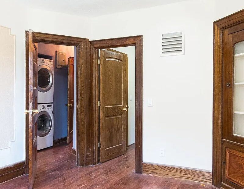 BRIGHT AND AIRY RAILROAD STYLE 2 BEDROOM + DEN 2,5 TRAINS