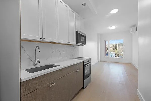 XL Penthouse w/ Gym, Rooftop, Parking & Prospect Park Access – Little Caribbean