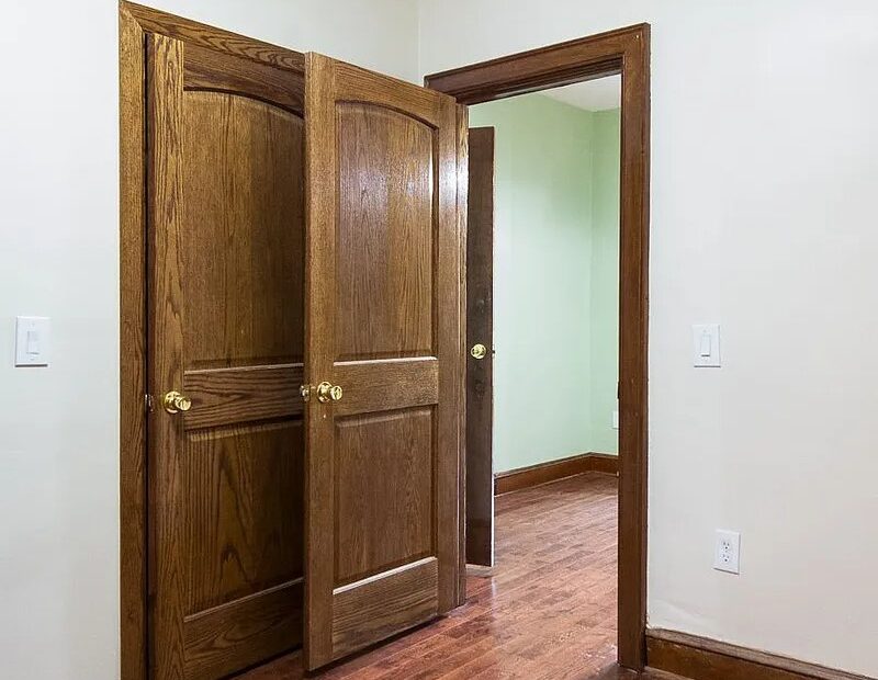 BRIGHT AND AIRY RAILROAD STYLE 2 BEDROOM + DEN 2,5 TRAINS