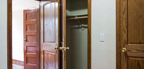 BRIGHT AND AIRY RAILROAD STYLE 2 BEDROOM + DEN 2,5 TRAINS