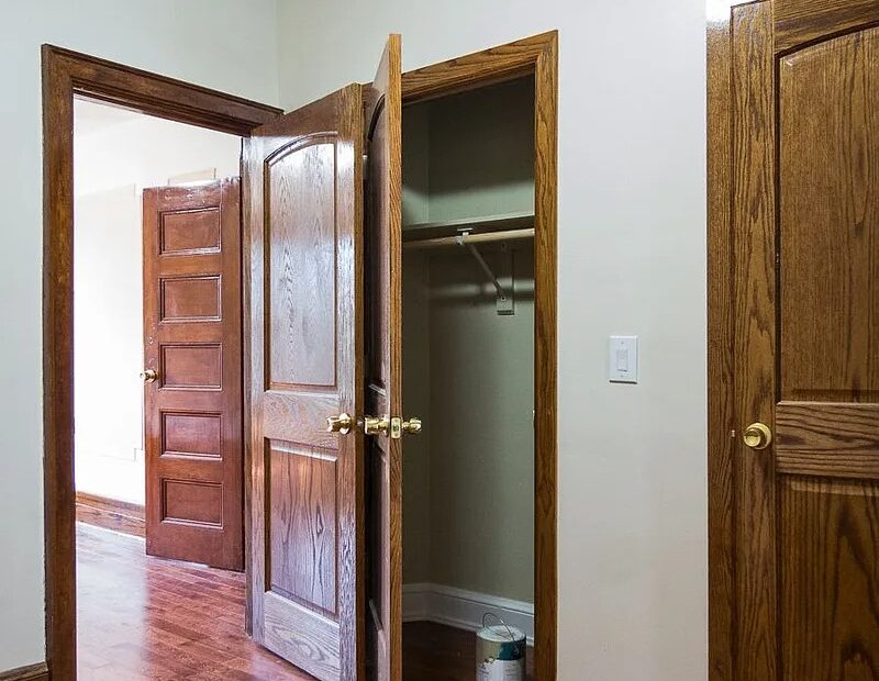BRIGHT AND AIRY RAILROAD STYLE 2 BEDROOM + DEN 2,5 TRAINS