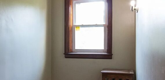BRIGHT AND AIRY RAILROAD STYLE 2 BEDROOM + DEN 2,5 TRAINS