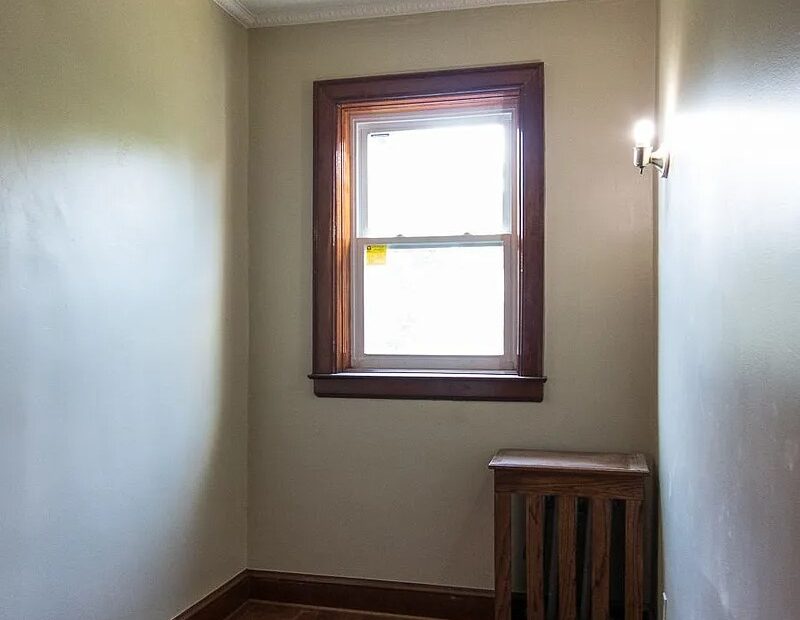 BRIGHT AND AIRY RAILROAD STYLE 2 BEDROOM + DEN 2,5 TRAINS