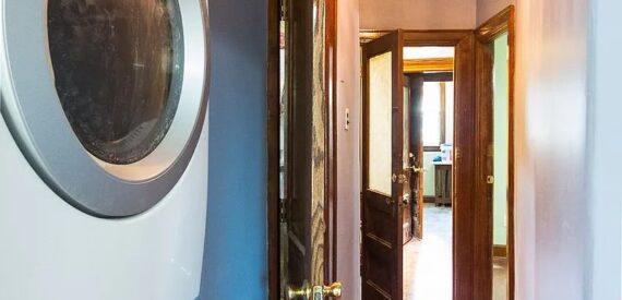 BRIGHT AND AIRY RAILROAD STYLE 2 BEDROOM + DEN 2,5 TRAINS