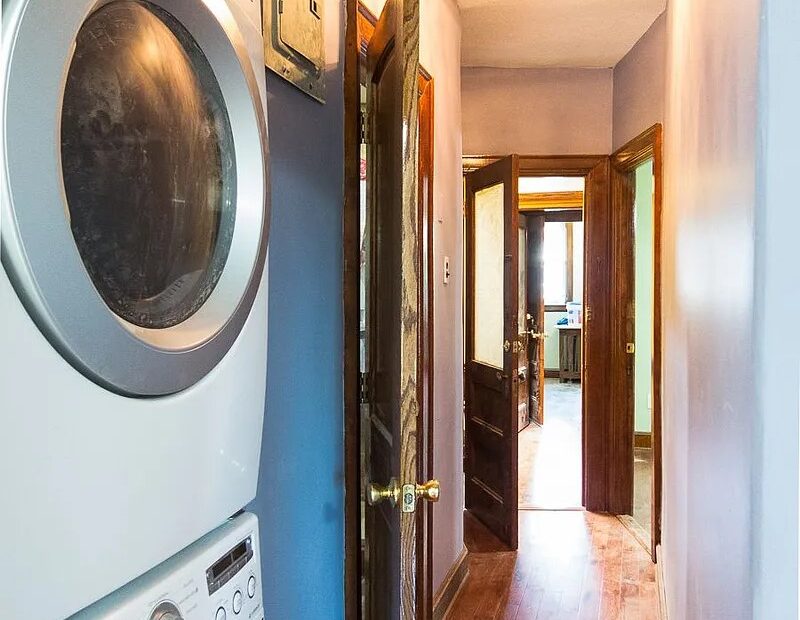 BRIGHT AND AIRY RAILROAD STYLE 2 BEDROOM + DEN 2,5 TRAINS