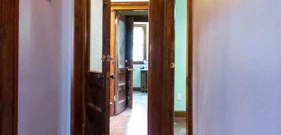 BRIGHT AND AIRY RAILROAD STYLE 2 BEDROOM + DEN 2,5 TRAINS