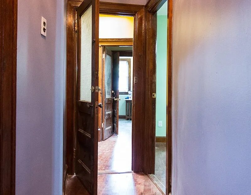 BRIGHT AND AIRY RAILROAD STYLE 2 BEDROOM + DEN 2,5 TRAINS