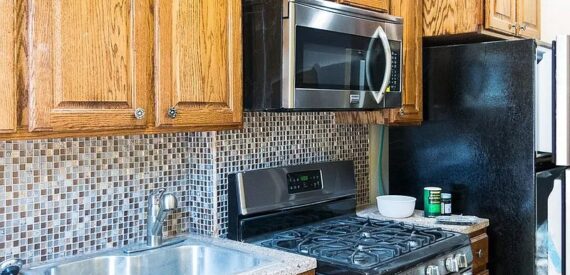 BRIGHT AND AIRY RAILROAD STYLE 2 BEDROOM + DEN 2,5 TRAINS