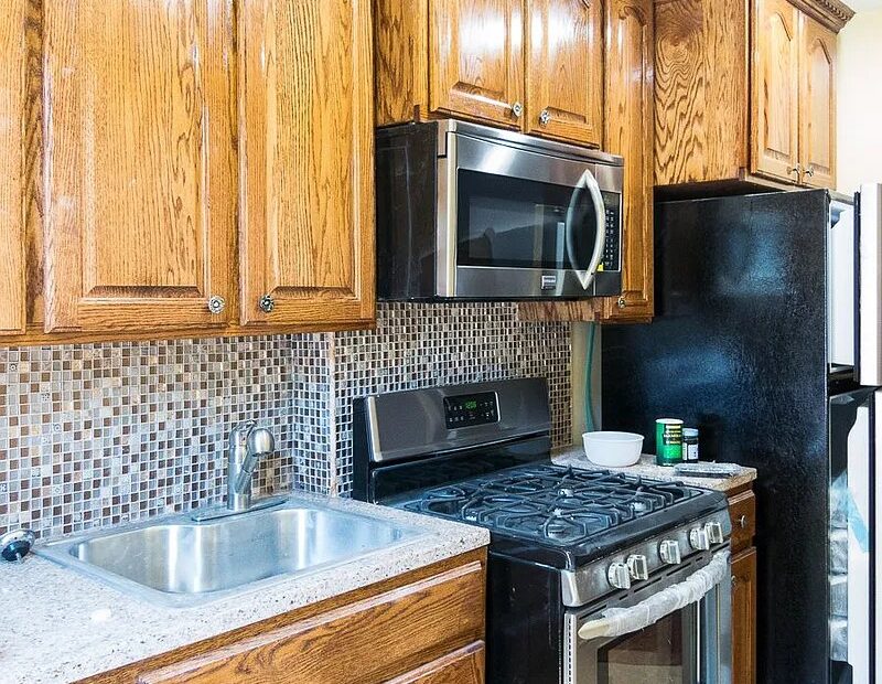BRIGHT AND AIRY RAILROAD STYLE 2 BEDROOM + DEN 2,5 TRAINS