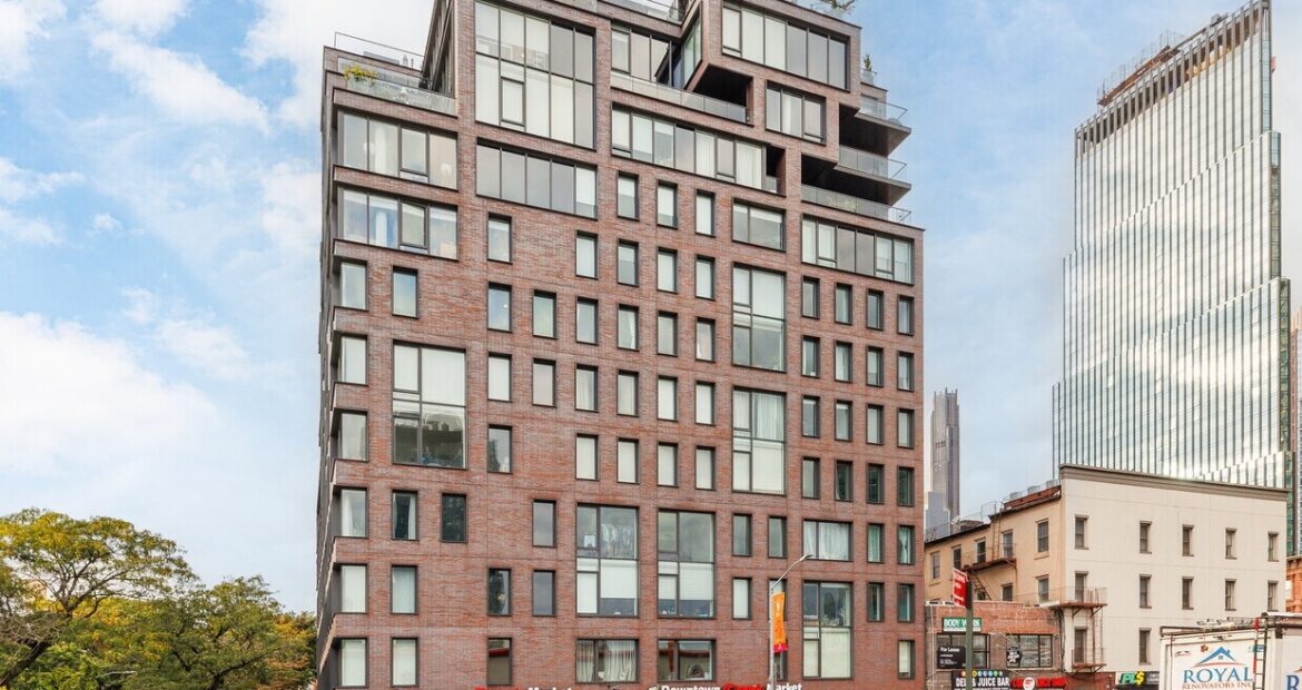 24 4th Ave: For Sale Retail Condo