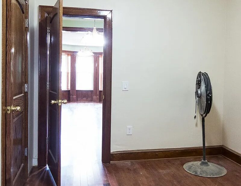 BRIGHT AND AIRY RAILROAD STYLE 2 BEDROOM + DEN 2,5 TRAINS