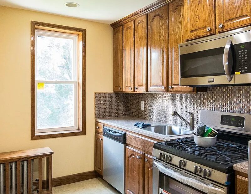 BRIGHT AND AIRY RAILROAD STYLE 2 BEDROOM + DEN 2,5 TRAINS