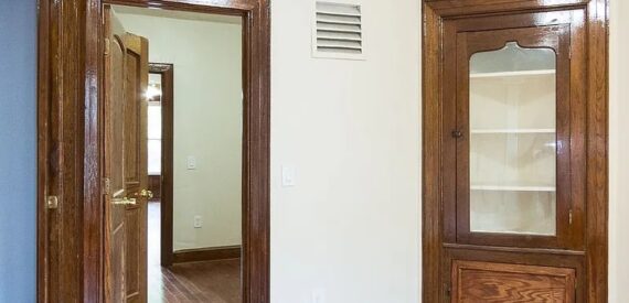 BRIGHT AND AIRY RAILROAD STYLE 2 BEDROOM + DEN 2,5 TRAINS