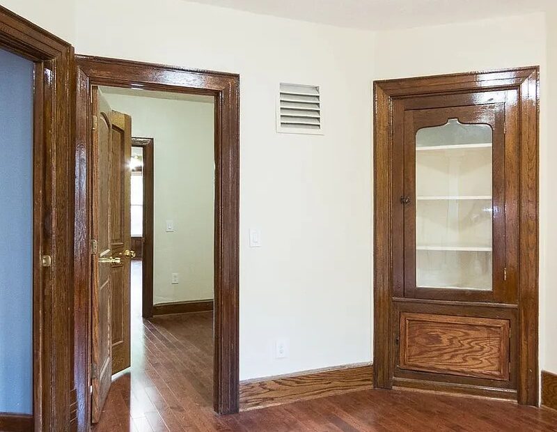 BRIGHT AND AIRY RAILROAD STYLE 2 BEDROOM + DEN 2,5 TRAINS