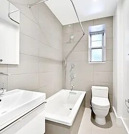 Modern 3BR Loft-Style Studio in Crown Heights | Prime Transit | Pet Friendly 🏙️✨