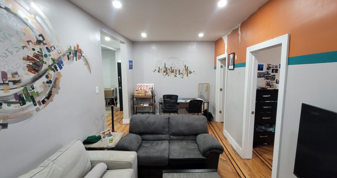 X LARGE__ 2 BED__5 MINUTES MANHATTAN__LARGE LIVING ROOM_PRIME LOCATION
