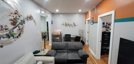 X LARGE__ 2 BED__5 MINUTES MANHATTAN__LARGE LIVING ROOM_PRIME LOCATION