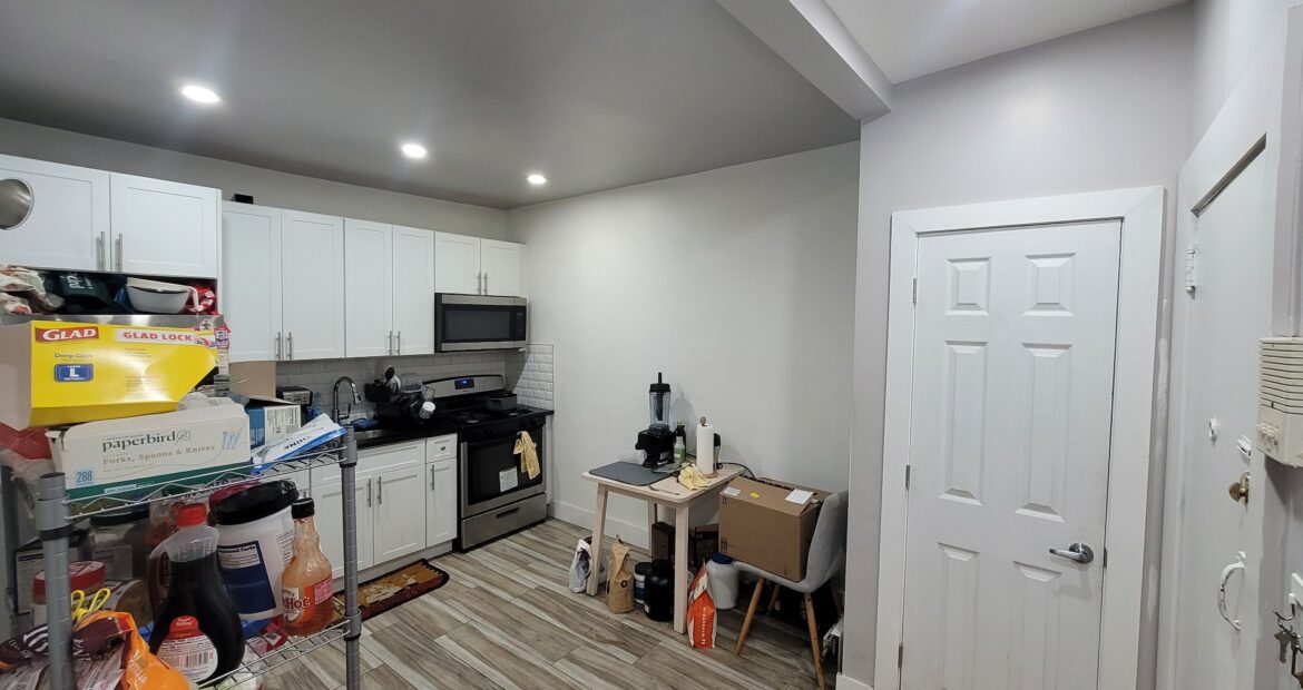 X LARGE__ 2 BED__5 MINUTES MANHATTAN__LARGE LIVING ROOM_PRIME LOCATION
