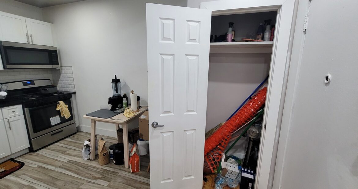 X LARGE__ 2 BED__5 MINUTES MANHATTAN__LARGE LIVING ROOM_PRIME LOCATION