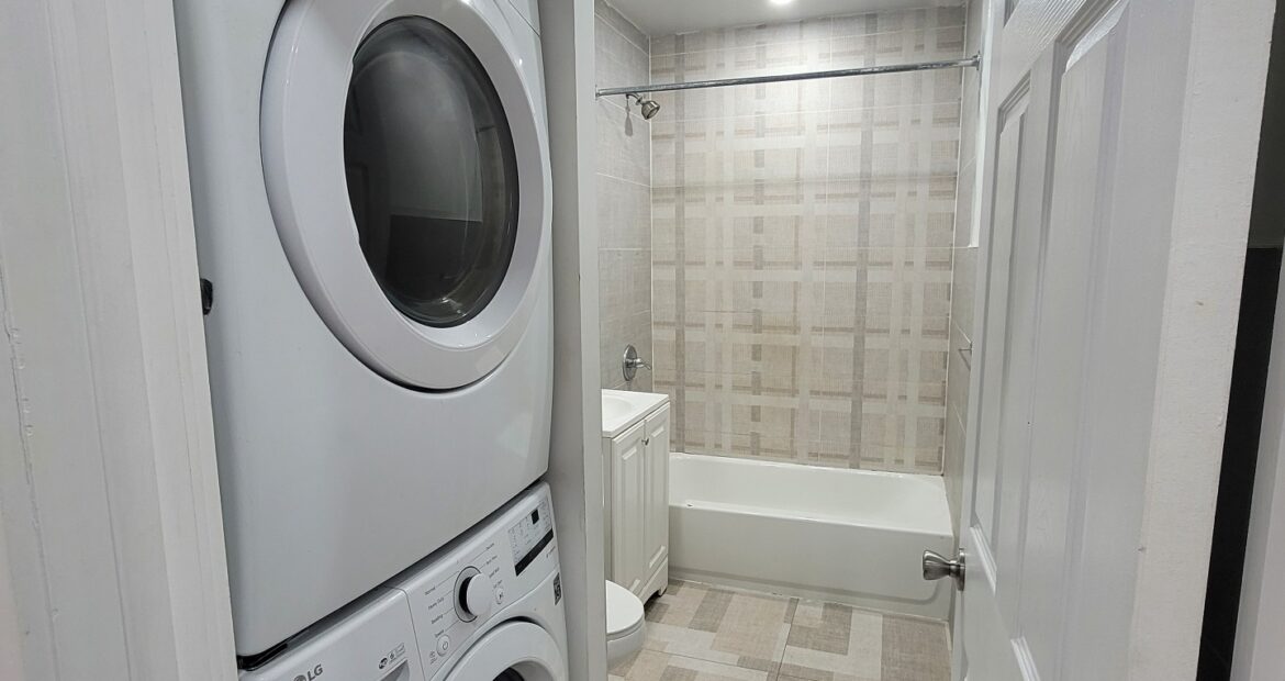 X LARGE__ 2 BED__5 MINUTES MANHATTAN__LARGE LIVING ROOM_PRIME LOCATION