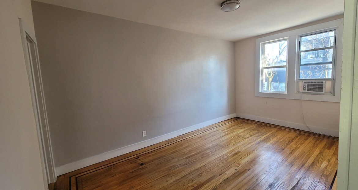 X LARGE__ 2 BED__5 MINUTES MANHATTAN__LARGE LIVING ROOM_PRIME LOCATION