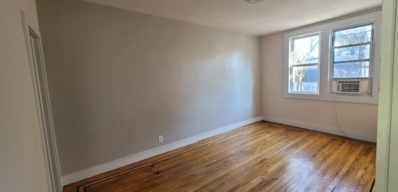 X LARGE__ 2 BED__5 MINUTES MANHATTAN__LARGE LIVING ROOM_PRIME LOCATION
