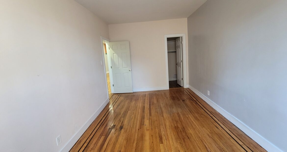 X LARGE__ 2 BED__5 MINUTES MANHATTAN__LARGE LIVING ROOM_PRIME LOCATION